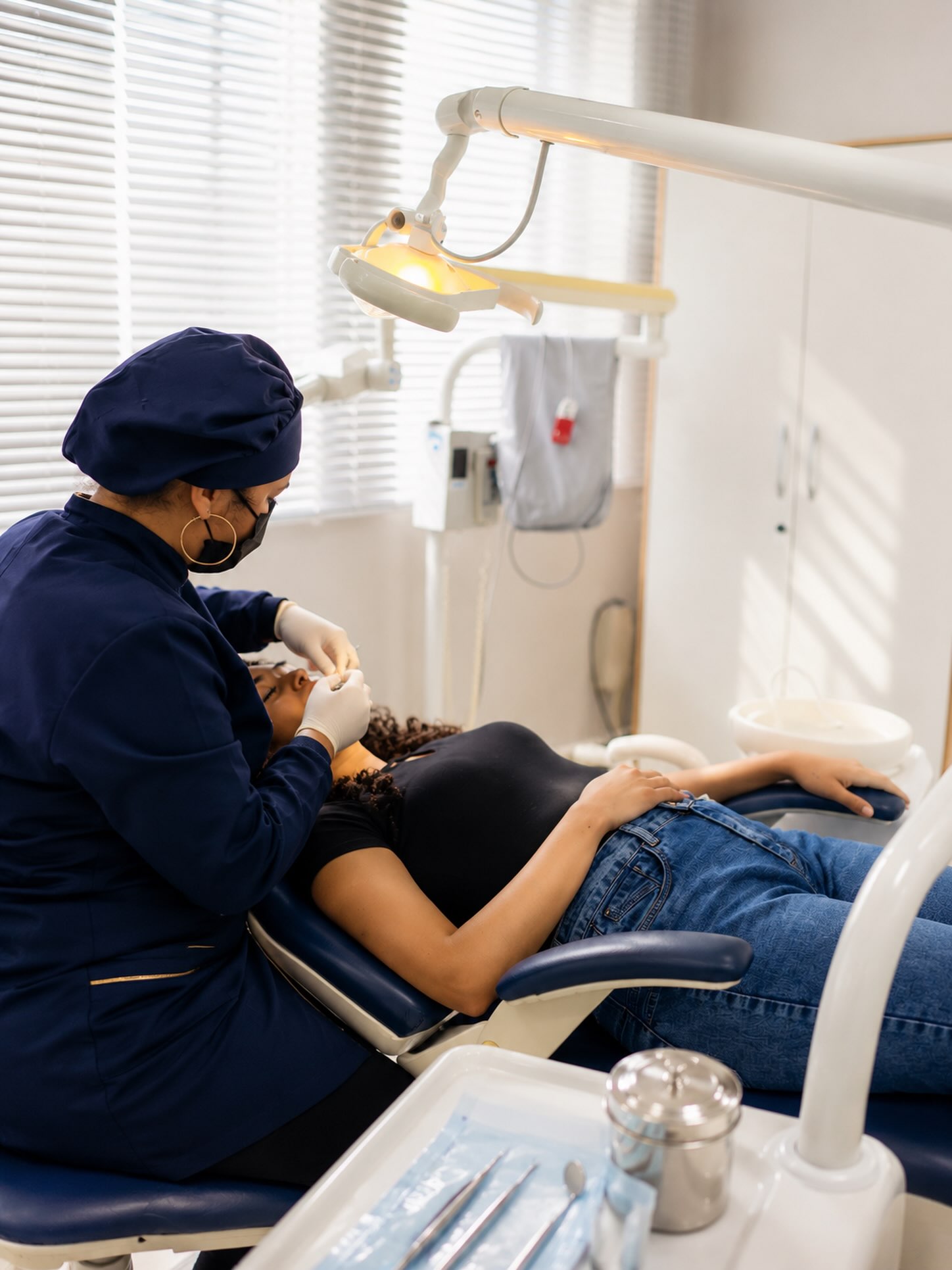 Procedimento odontológico em andamento na Sampa Sorriso